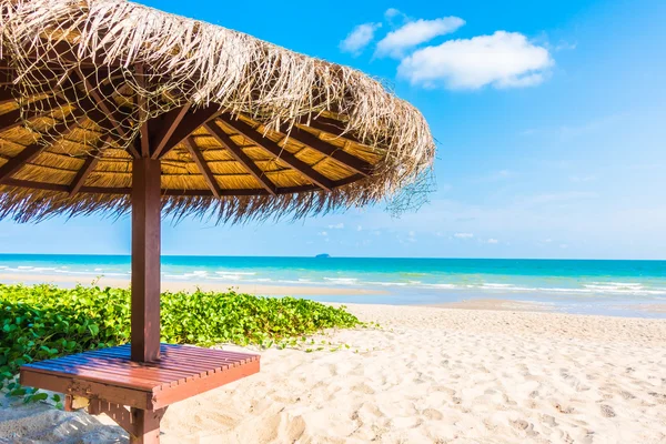 Güzel tropikal plaj şemsiye