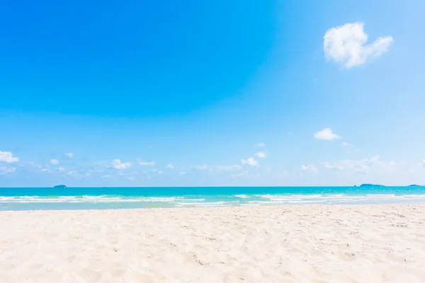 Hermosa playa tropical y el mar — Foto de Stock