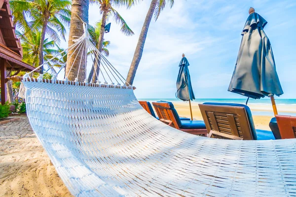 Amaca vuota sulla spiaggia tropicale — Foto Stock