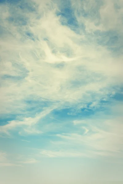上空の背景に白い雲 — ストック写真