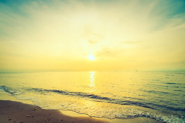 Salida del sol en la playa tropical — Foto de Stock