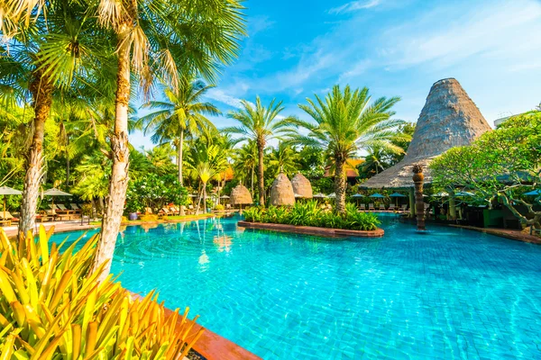 Otel havuzunda yüzme havuzu