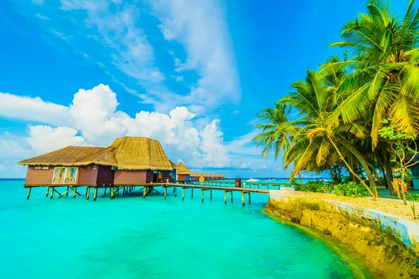 Bella isola tropicale delle Maldive — Foto Stock