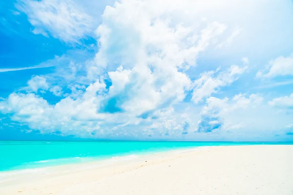 Piękna plaża i morze w Malediwy Wyspy — Zdjęcie stockowe