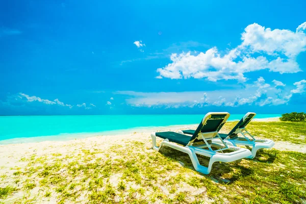 Belle plage et mer aux Maldives île — Photo