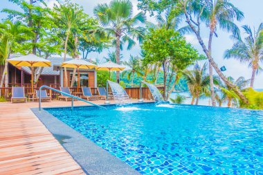 Otel havuzunda yüzme havuzu