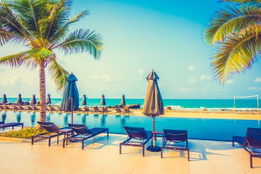 Güzel lüks şemsiyeleri ve sandalyeler