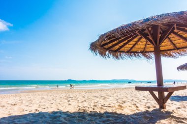 Güzel tropikal plaj şemsiye