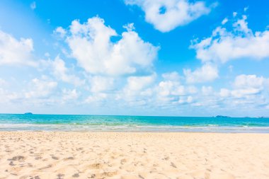 Güzel tropikal plaj ve deniz