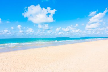 Güzel tropikal plaj ve deniz