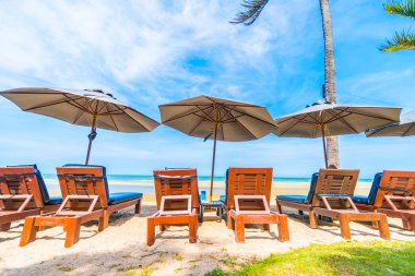 Şemsiye ve tropikal plaj sandalye