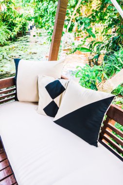 Kanepe verandada yastıklar