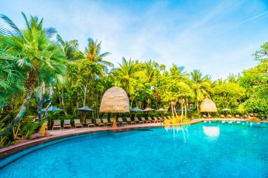 Otel havuzunda yüzme havuzu