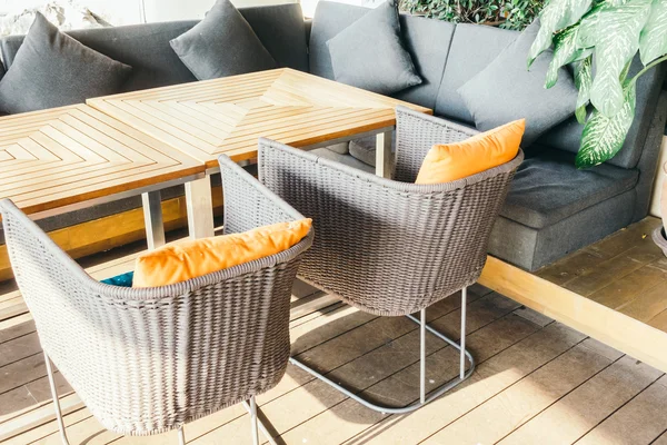 Boş masa ve sandalye