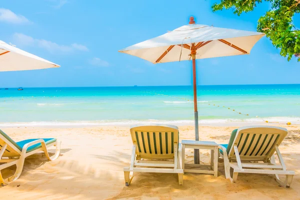 Schöner tropischer Strand und Meer — Stockfoto