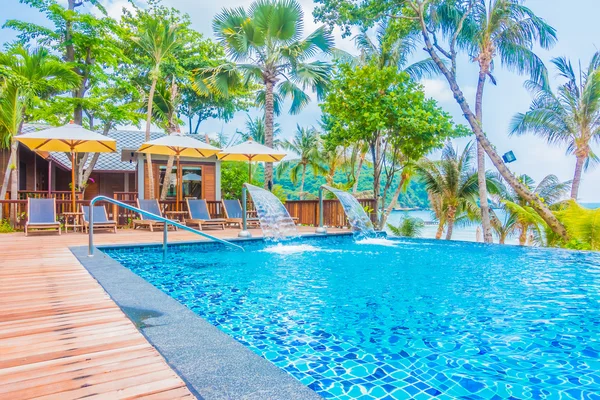 Otel havuzunda yüzme havuzu