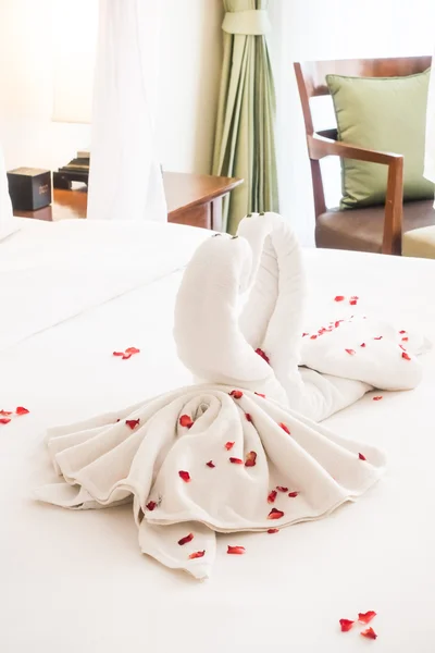 Decoración de toalla de cisne en la cama — Foto de Stock