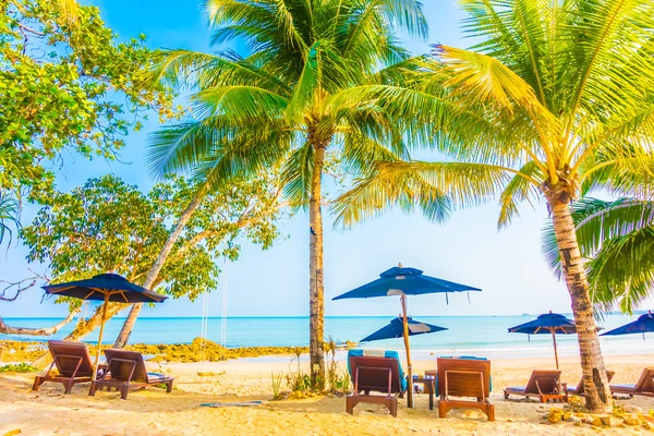 Ombrellone e sedia sulla spiaggia tropicale — Foto Stock