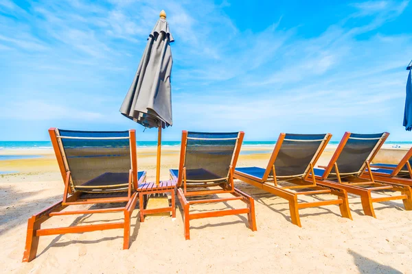 Parapluie et chaise sur la plage tropicale — Photo