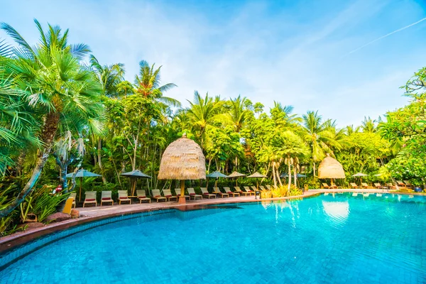 Otel havuzunda yüzme havuzu