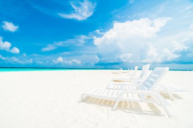 Şemsiye ve güzel tropikal plaj sandalye