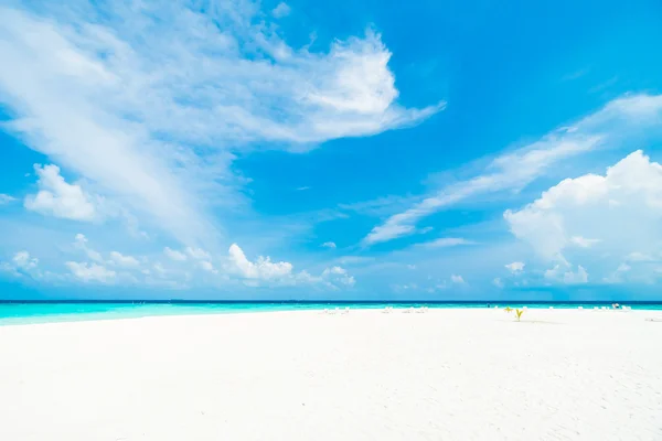 Umbrella and chair on beautiful tropical beach — Stock Photo, Image