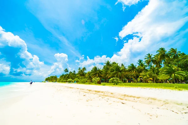 Красивый пляж и море на Мальдивах — стоковое фото