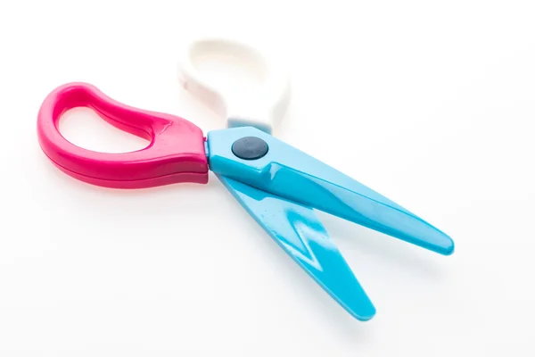 Красочные пластиковые ножницы — стоковое фото