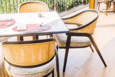 Boş sandalye ve masa