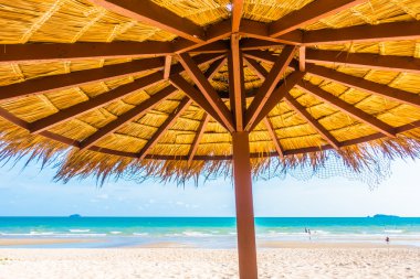 Güzel tropikal plaj şemsiye