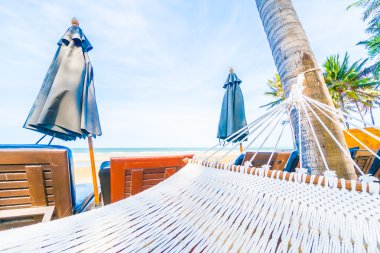 Tropik sahilde boş hamak