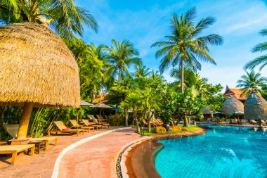 Otel havuzunda yüzme havuzu