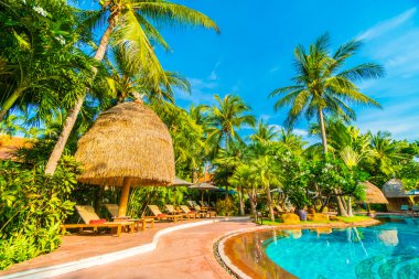 Otel havuzunda yüzme havuzu