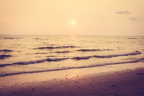Закат с небом на пляже — стоковое фото