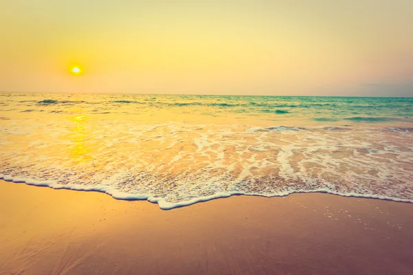 Красивый закат на пляже — стоковое фото