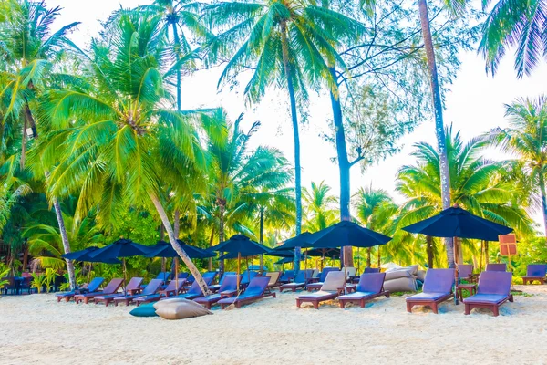 Sombrilla y silla en la playa tropical — Foto de Stock