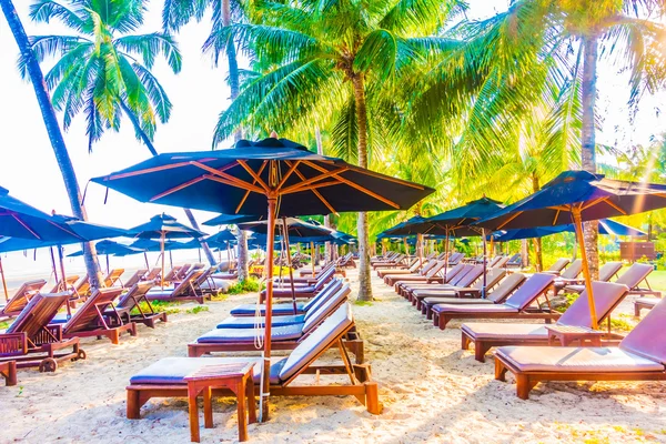 Parapluie et chaise sur la plage tropicale — Photo
