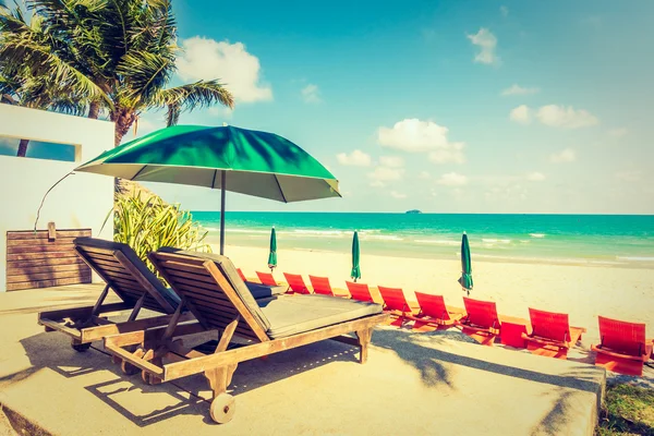 Sombrilla y silla en la playa —  Fotos de Stock