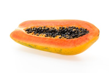 Beyaz arka planda papaya meyvesi