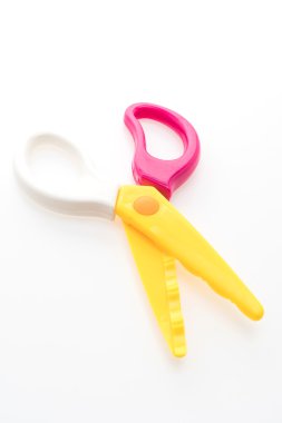 Renkli plastik makas