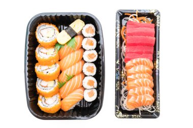 Suşi roll somon suşi kutusuyla