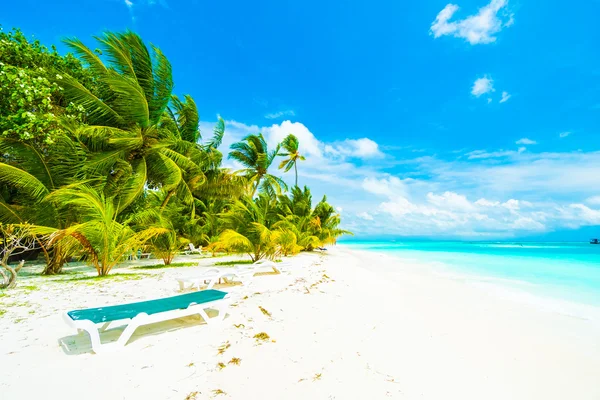 Piękna plaża i morze w Malediwy Wyspy — Zdjęcie stockowe