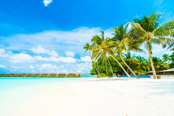Hermosa playa y mar en la isla de Maldivas — Foto de Stock