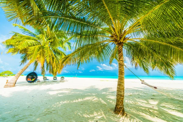 Amaca vuota sulla bellissima spiaggia tropicale — Foto Stock