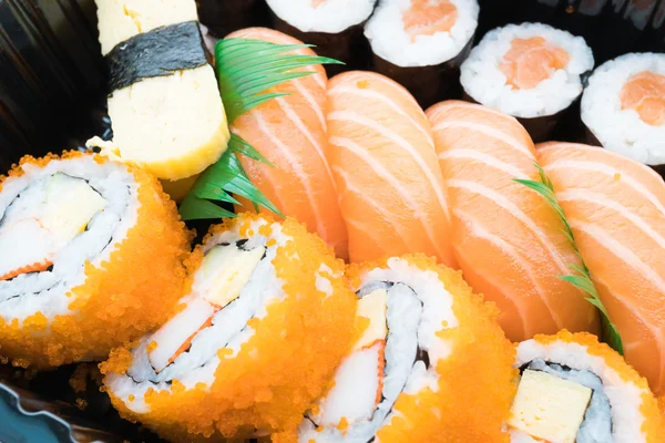 Sushi-Box mit Rolllachs-Sushi — Stockfoto