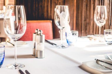 Otel restoranında Tablo ayarı