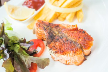 Somon steak beyaz plaka üzerinde