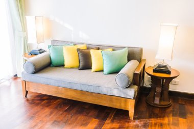 Kanepe üzerinde güzel yastık