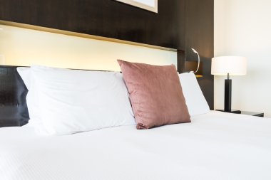 Yatakta güzel konfor yastık