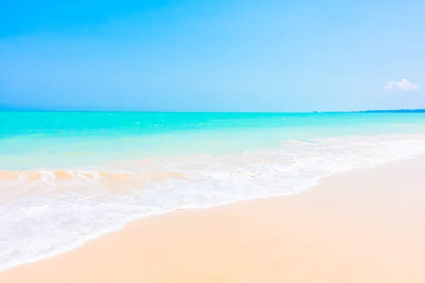 Beautiful tropical Sea and beach — Stock Photo, Image